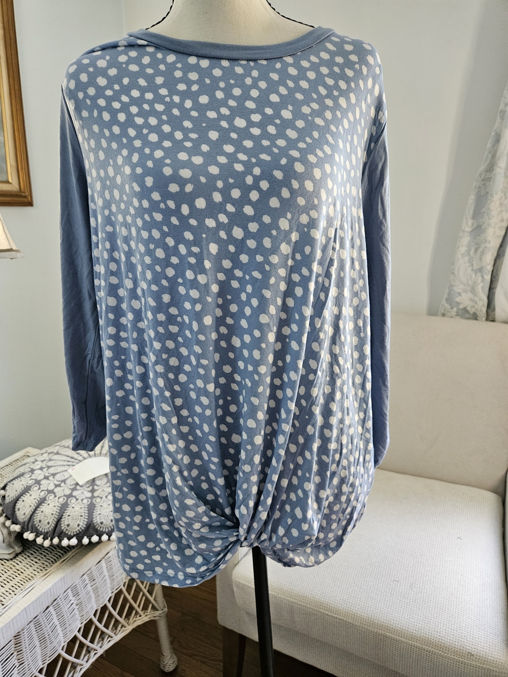 Women’s Light Blue Dot-Print Long Sleeve Twist-Hem Top